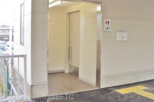 近鉄伊勢市駅改札内車いす対応トイレ入口