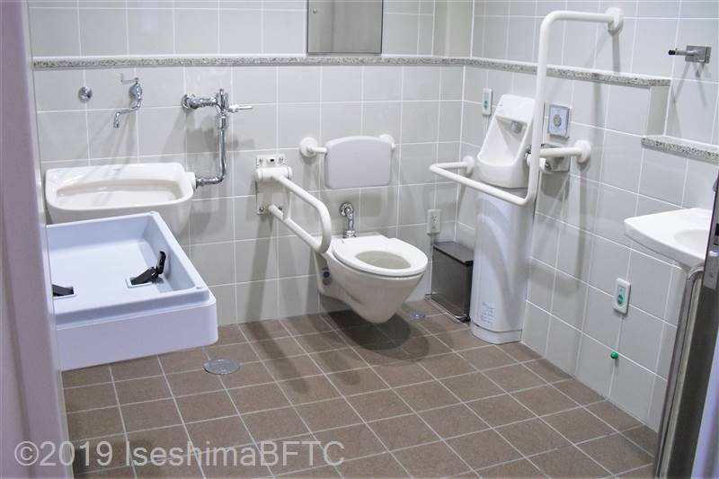 近鉄伊勢市駅改札内車いす対応トイレ内部