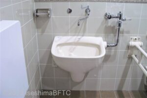 近鉄伊勢市駅改札内車いす対応トイレへのスロープ　オストメイト