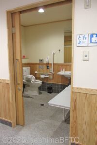 伊勢市駅手荷物預かり所車いす対応トイレ入口