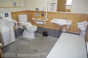 伊勢市駅手荷物預かり所車いす対応トイレ内部
