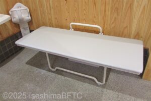 伊勢市駅手荷物預かり所車いす対応トイレ　ユニバーサルシート