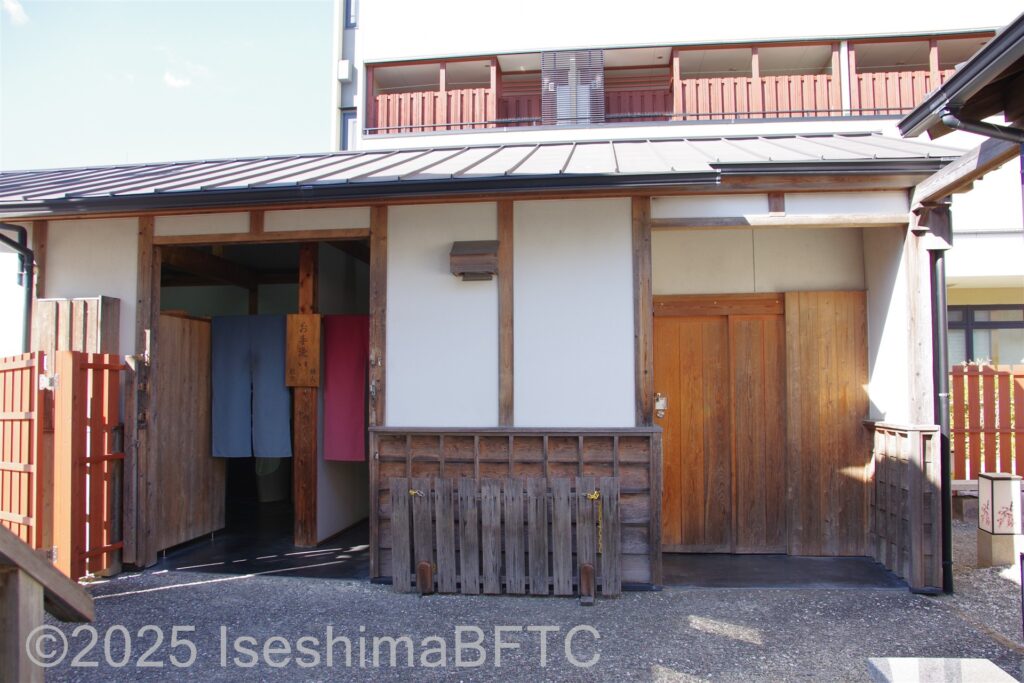 伊勢器市　トイレ建物外観
