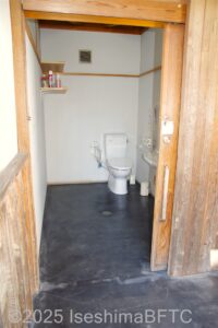 伊勢器市車いす対応トイレ入口