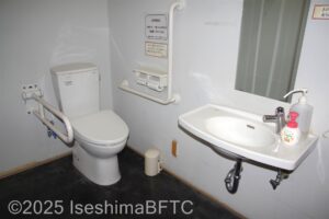 伊勢器市車いす対応トイレ　便器まわりのようす