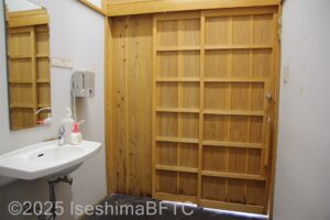 伊勢器市車いす対応トイレ　入口の引き込み戸をトイレ内から見たようす