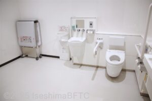 ミライセ8階車いす対応トイレ　入口から内部を見る