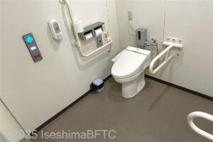 シンフォニアテクノロジー響ホール伊勢　事務室前車いす対応トイレ　便器まわり