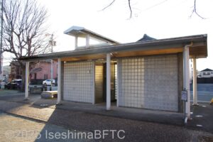 中寺前公園公衆トイレ　公園内からの外観