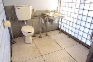 中寺前公園車いす対応トイレ　内部