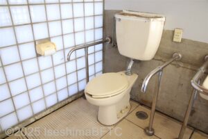 中寺前公園車いす対応トイレ　便器まわり