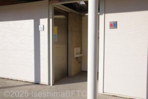 船江公園公衆トイレ　公園内からの外観