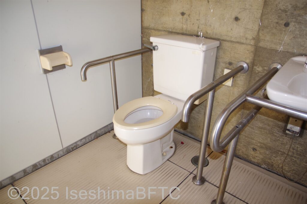 船江公園車いす対応トイレ　便器まわり