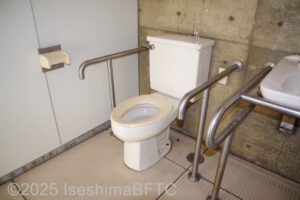 船江公園車いす対応トイレ　便器まわり