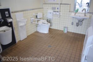 宮川堤公園車いす対応トイレ　内部