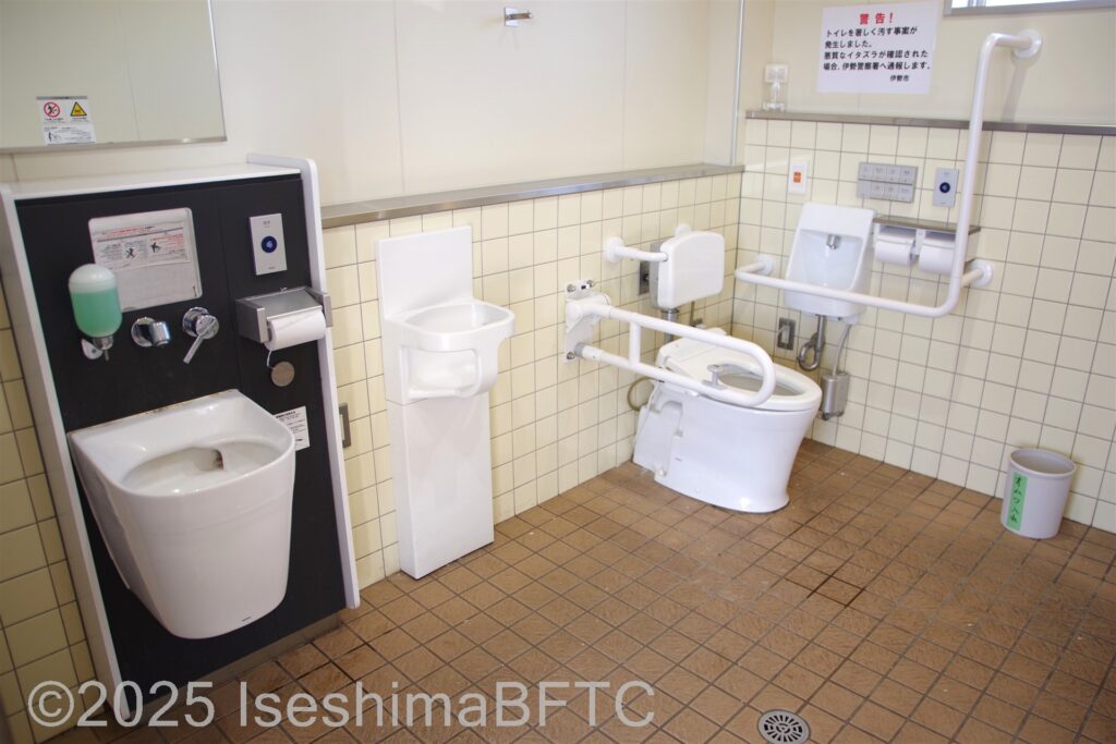 宮川堤公園車いす対応トイレ　便器まわりとオストメイト