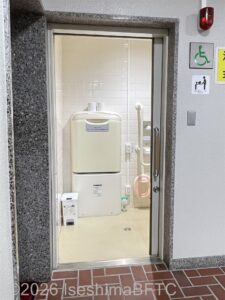 御薗総合支所車いす対応トイレ入口を開けたところ