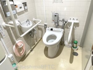 御薗総合支所車いす対応トイレ便器回り