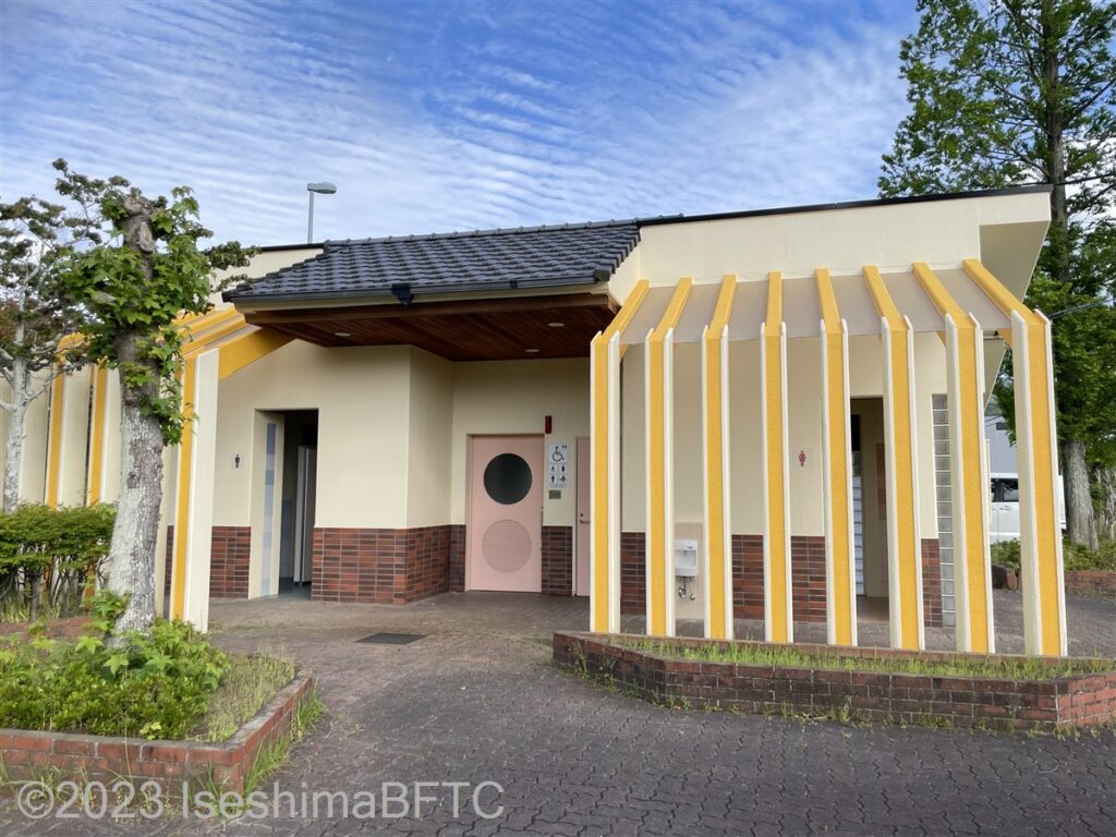 朝熊山麓公園トイレ棟 入口側外観