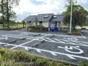 朝熊山麓公園車いす対応トイレ　道路側からの外観と障害者用駐車区画4台