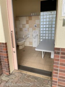 朝熊山麓公園車いす対応トイレ　入口