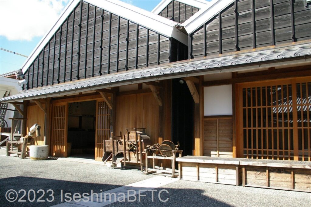 伊勢河崎商人館 何棟かあるうち、2棟並ぶ蔵の外観