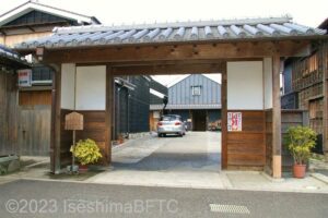 伊勢河崎商人館　道路からトイレ棟への入口