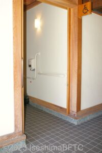 伊勢河崎商人館　車いす対応トイレ入口