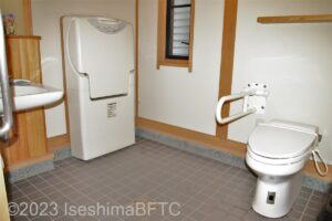 伊勢河崎商人館　車いす対応トイレ内部