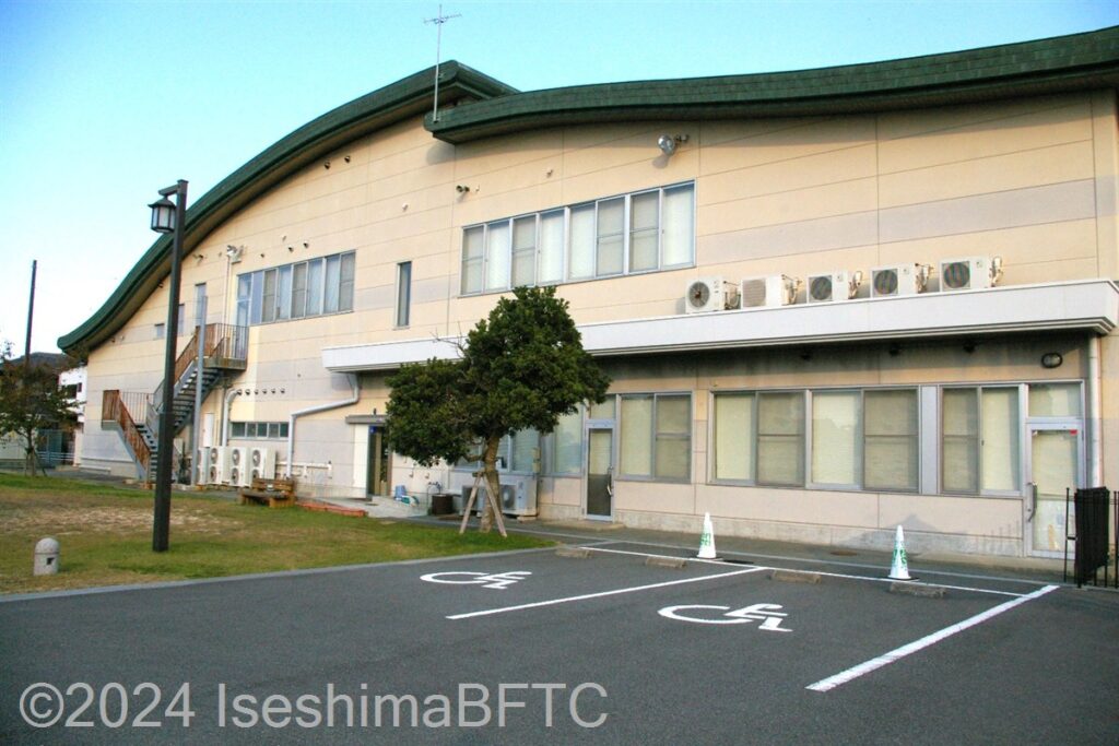 二見生涯学習センター 裏の駐車場側からの外観