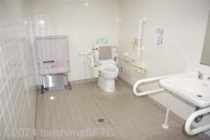 二見生涯学習センター1階車いす対応トイレ　内部