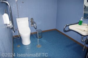 めおと横丁1階男性用車いす対応トイレ内部