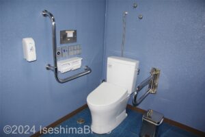 めおと横丁1階男性用車いす対応トイレ　便器まわり