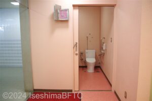 めおと横丁1階女性用車いす対応トイレ入口
