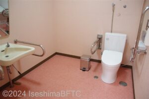 めおと横丁1階女性用車いす対応トイレ内部