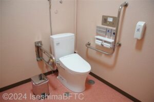 めおと横丁1階女性用車いす対応トイレ　便器まわり