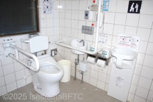 便器に向かって、右側にＬ型手すり、左側にＵ型可動手すり