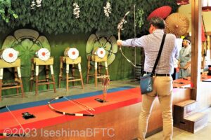 戦国腕試し館で弓矢に挑戦するようす