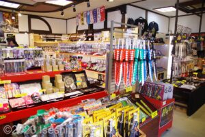 「楽市楽座」店内にお土産物が並んでいるようす