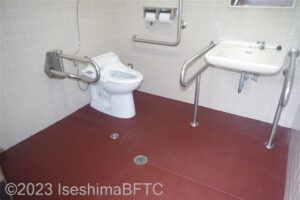車いす対応トイレ　内部（一例）