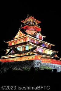 色鮮やかなプロジェクションマッピングで染まった安土城