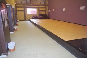 女性用脱衣所　畳敷きの小上がり