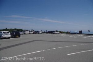 駐車場のようす。山の上場にあるので、頭上には空が広々とひろがっている。