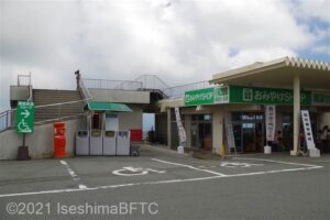 売店横の駐車場にある障害者専用駐車場のようす。