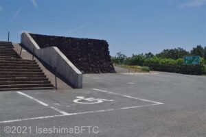 もう1つの駐車場のようす。手前に障害者専用駐車スペース1台分が写っている。