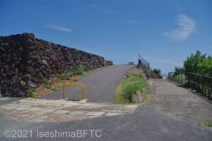 駐車場からの道。右側の坂道は天空ポストのあるエリアへ、右側の道は展望足湯へ段差なしで行ける経路となっている。