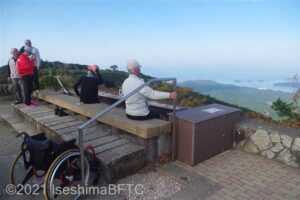 展望足湯を楽しむ車いすの男性のようす。
