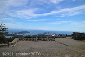 山頂広場から展望足湯方向を見下ろしたところ。その向こうに青い海と浮かぶ島々が見える。