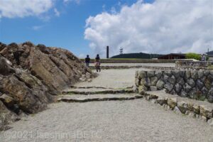 足湯側から振り返って、山頂広場方向を見たところ。ここからでは段差や階段があるので、車いすの方は別のルートから。