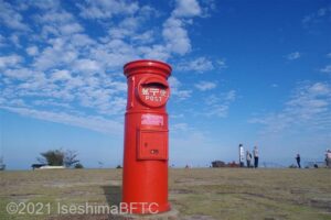 芝生の山頂広場にたたずむ「天空のポスト」のようす。昔ながらの赤い丸いポストだ。